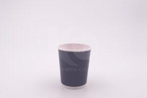 แก้วร้อนกระดาษมีฝาปิด สำหรับเครื่องดื่มร้อน พร้อมดื่ม สะดวกต่อการพกพา Hot paper cup with a lid, ready-to-drink beverage, convenient for on-the-go use.